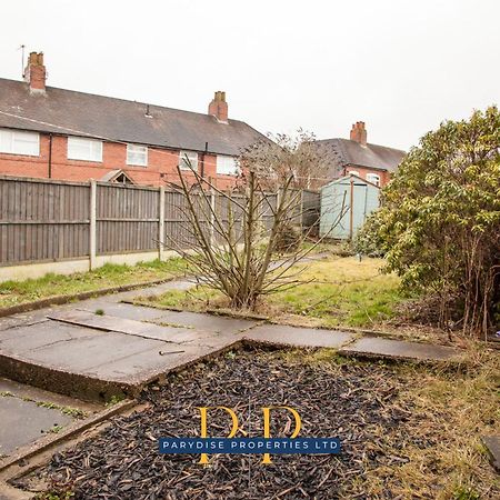 The Knutton House - Spacious Comfort By Parydise Properties - Leisure & Business Stays - Sleeps 7 Newcastle-under-Lyme Esterno foto