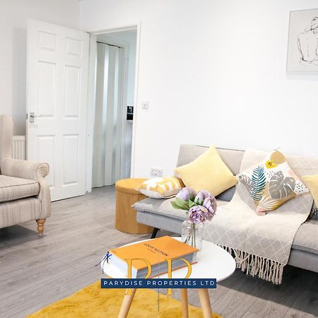 The Knutton House - Spacious Comfort By Parydise Properties - Leisure & Business Stays - Sleeps 7 Newcastle-under-Lyme Esterno foto