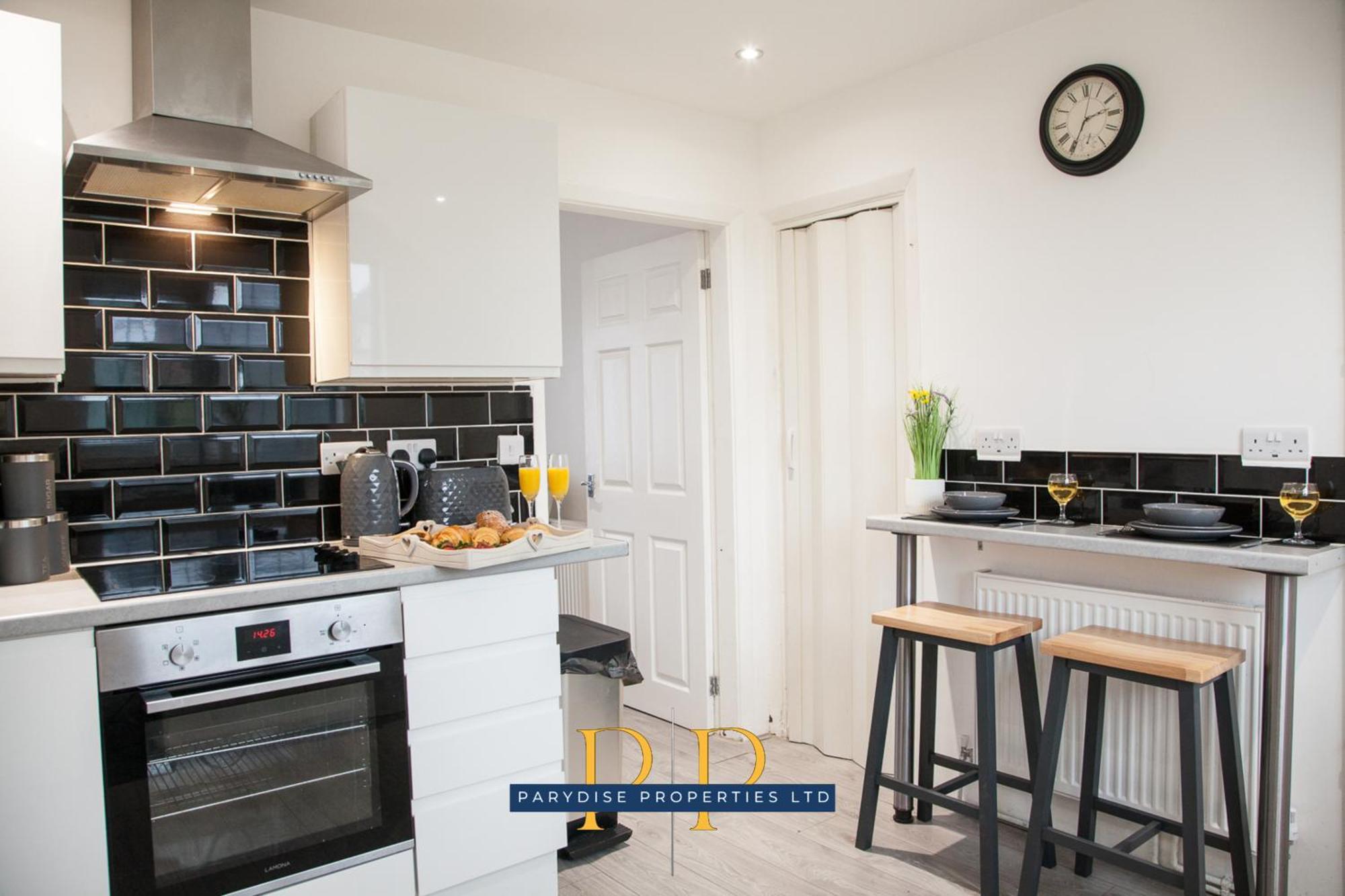 The Knutton House - Spacious Comfort By Parydise Properties - Leisure & Business Stays - Sleeps 7 Newcastle-under-Lyme Esterno foto
