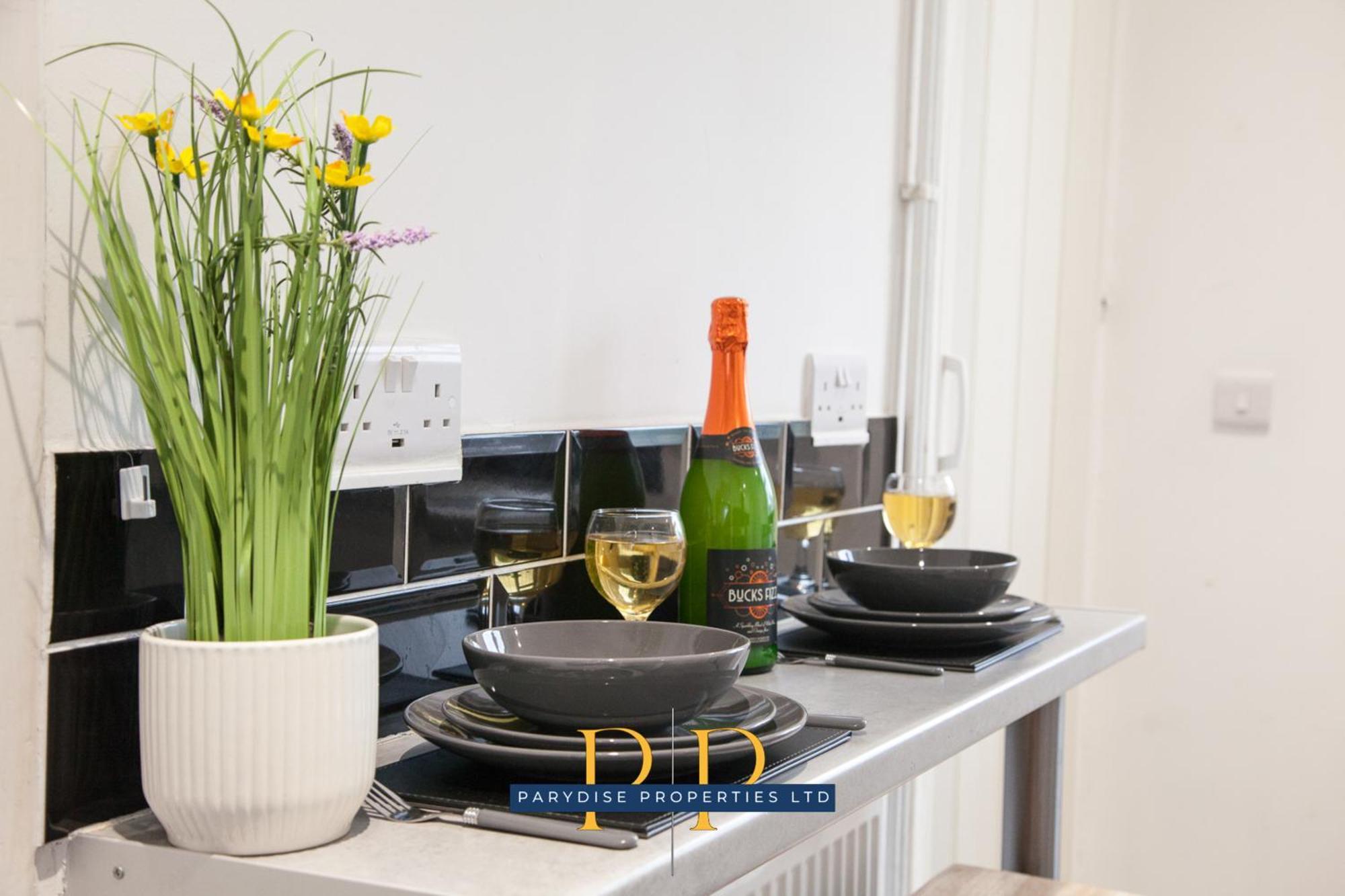The Knutton House - Spacious Comfort By Parydise Properties - Leisure & Business Stays - Sleeps 7 Newcastle-under-Lyme Esterno foto