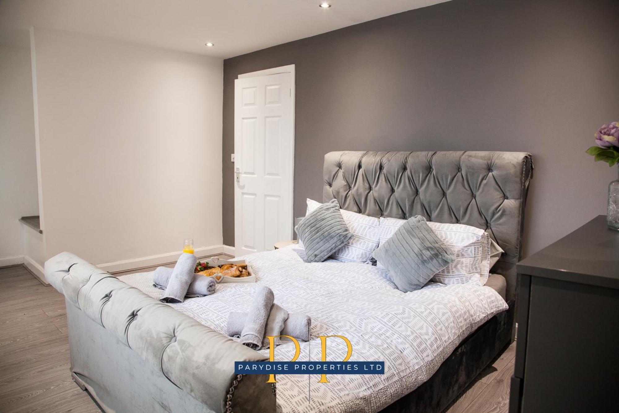The Knutton House - Spacious Comfort By Parydise Properties - Leisure & Business Stays - Sleeps 7 Newcastle-under-Lyme Esterno foto