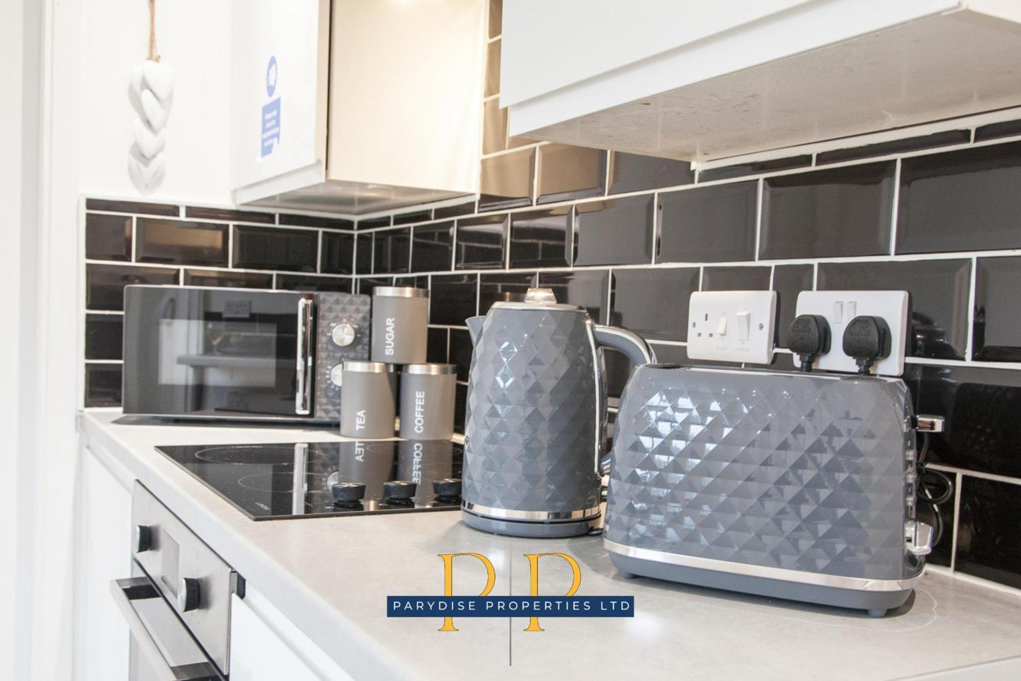 The Knutton House - Spacious Comfort By Parydise Properties - Leisure & Business Stays - Sleeps 7 Newcastle-under-Lyme Esterno foto