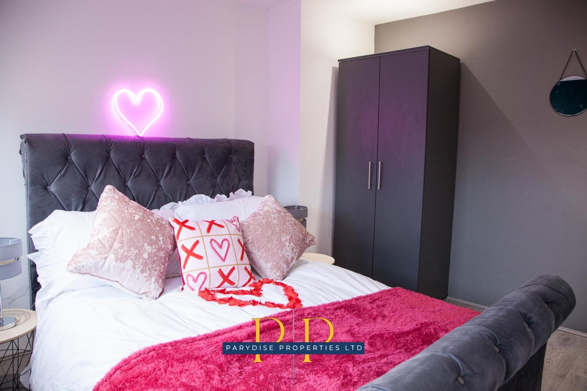 The Knutton House - Spacious Comfort By Parydise Properties - Leisure & Business Stays - Sleeps 7 Newcastle-under-Lyme Esterno foto