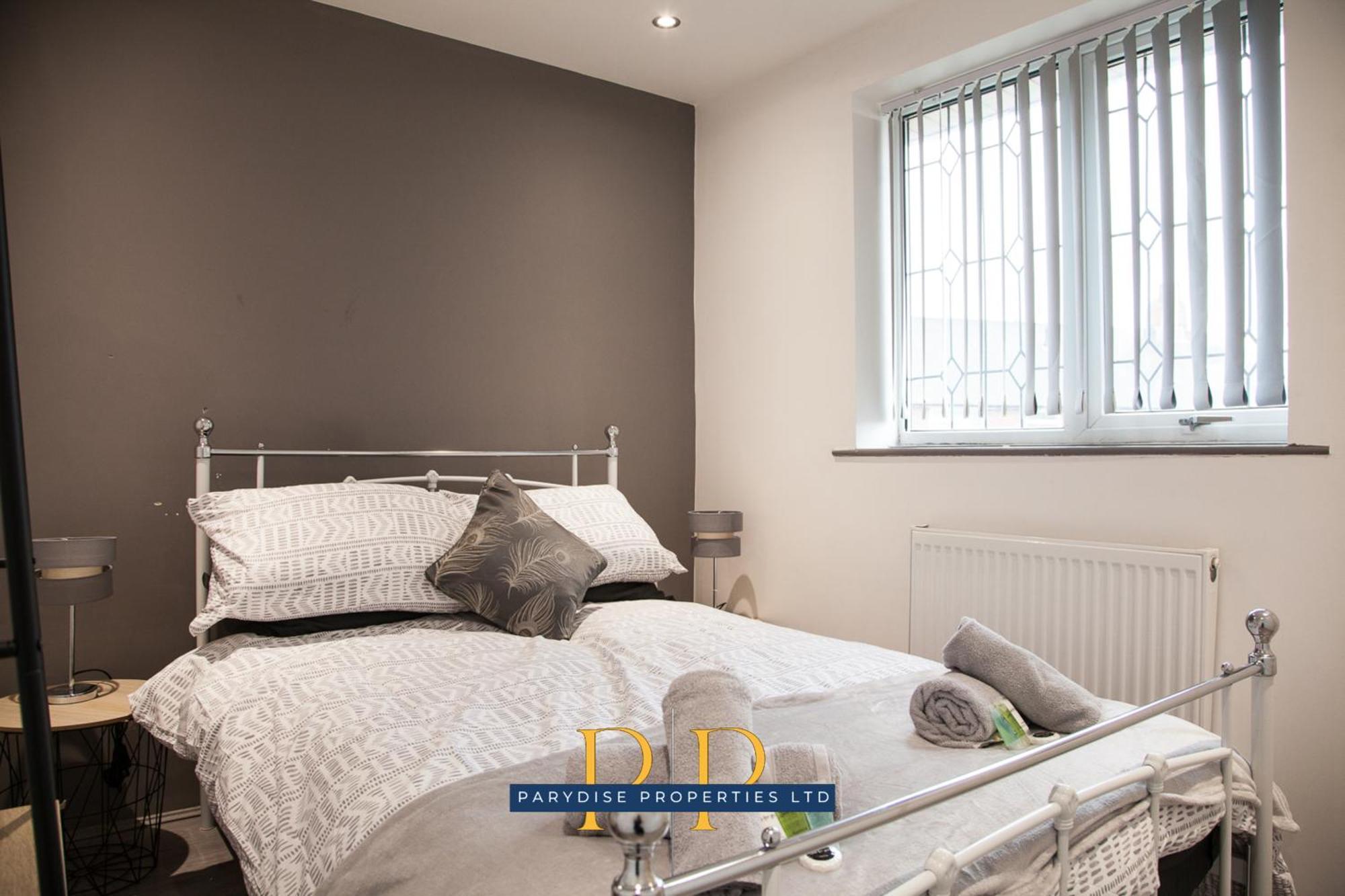 The Knutton House - Spacious Comfort By Parydise Properties - Leisure & Business Stays - Sleeps 7 Newcastle-under-Lyme Esterno foto