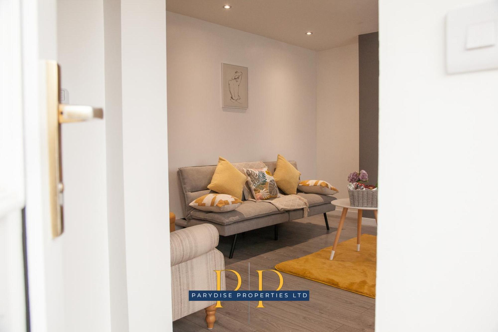 The Knutton House - Spacious Comfort By Parydise Properties - Leisure & Business Stays - Sleeps 7 Newcastle-under-Lyme Esterno foto