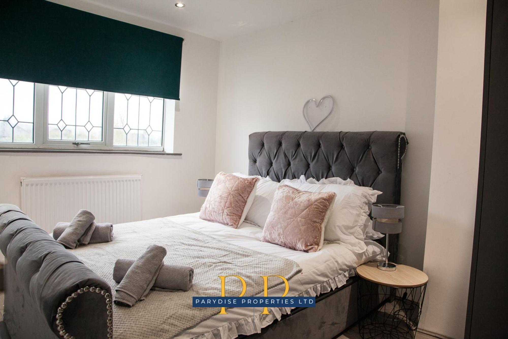 The Knutton House - Spacious Comfort By Parydise Properties - Leisure & Business Stays - Sleeps 7 Newcastle-under-Lyme Esterno foto