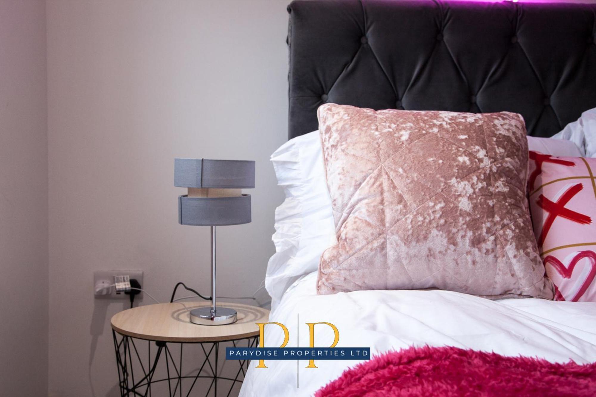 The Knutton House - Spacious Comfort By Parydise Properties - Leisure & Business Stays - Sleeps 7 Newcastle-under-Lyme Esterno foto