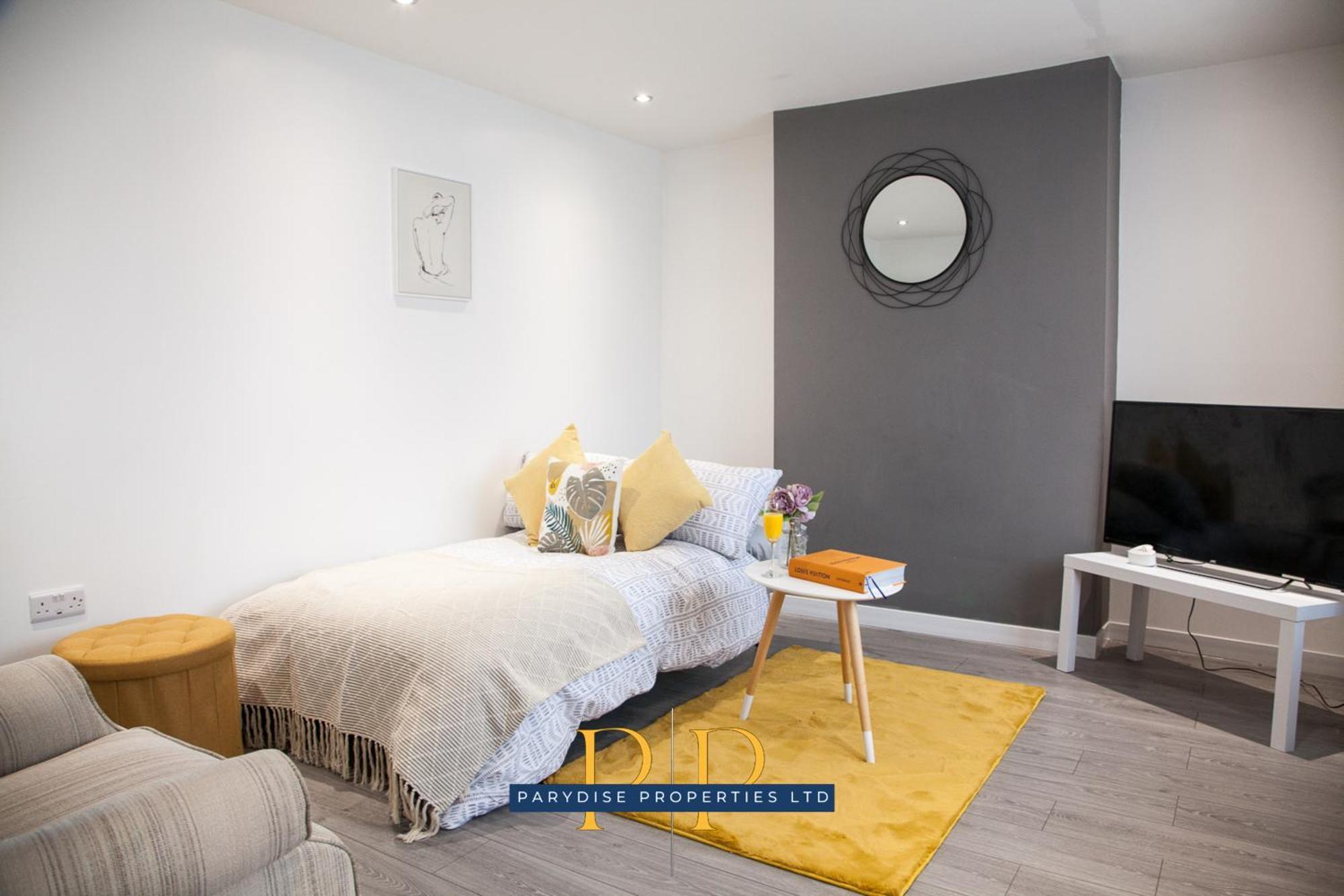 The Knutton House - Spacious Comfort By Parydise Properties - Leisure & Business Stays - Sleeps 7 Newcastle-under-Lyme Esterno foto
