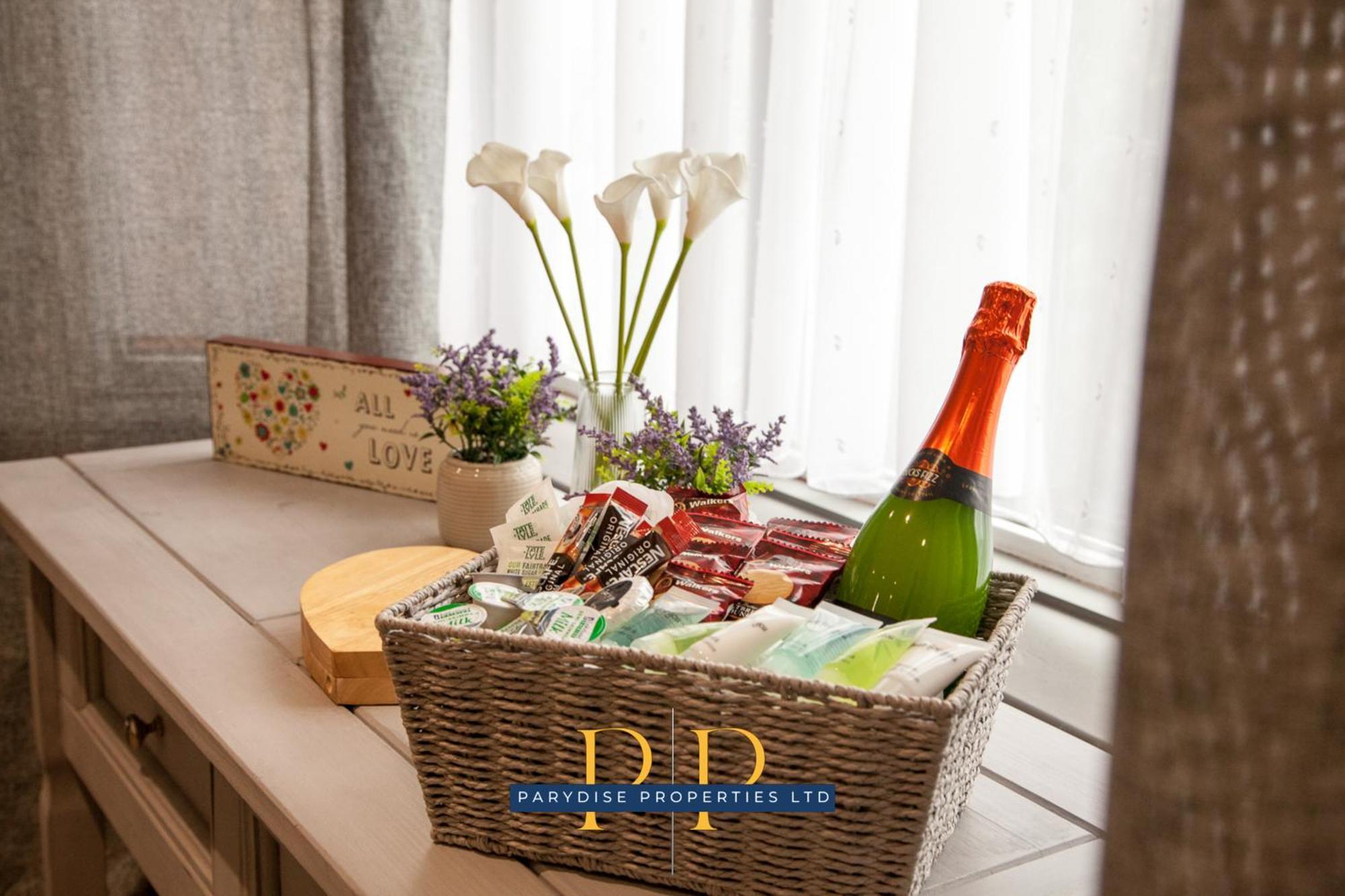The Knutton House - Spacious Comfort By Parydise Properties - Leisure & Business Stays - Sleeps 7 Newcastle-under-Lyme Esterno foto